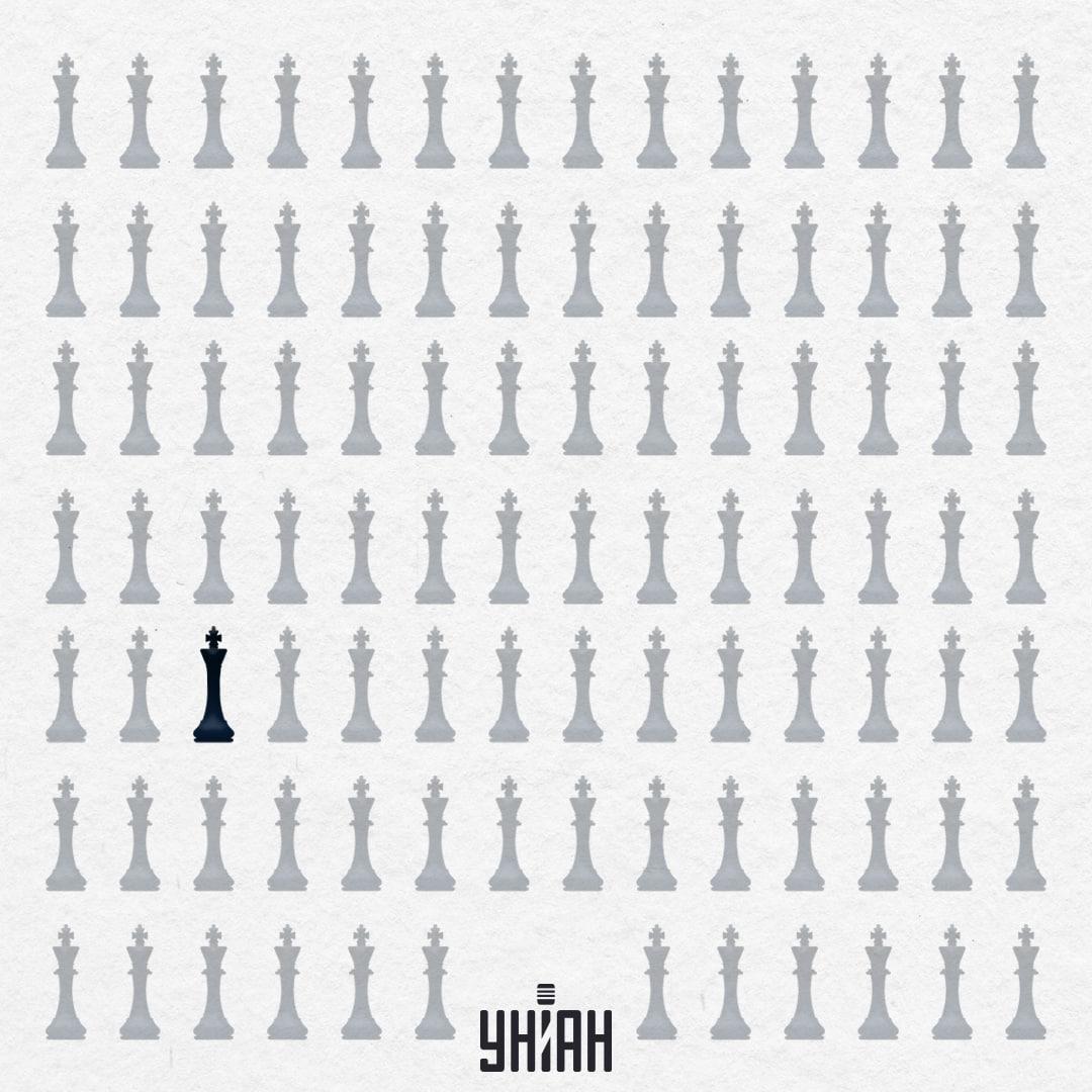 Dīvainais šaha karalis atradās trešajā rindā no apakšas tuvāk labās malas attēlam / kolāžai Moje